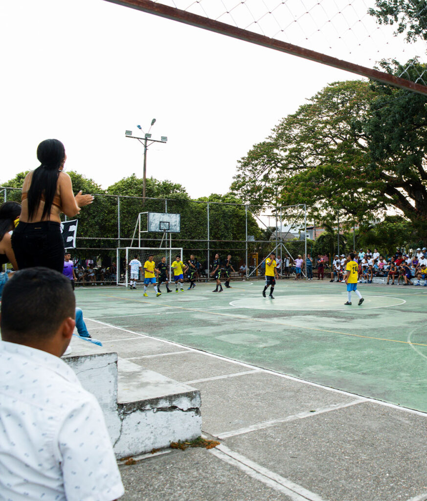 Cancha del parque principal de Guarinocito La Dorada