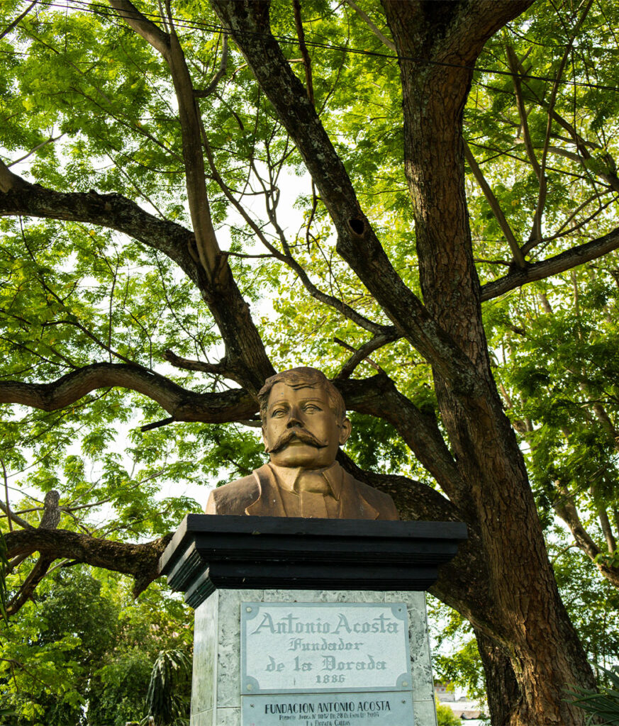 Monumento a Antonio Acosta . La Dorada